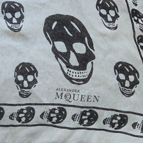 Alexander McQueen Skull Scarf 100% Silk White Black - Picture 3 of 9